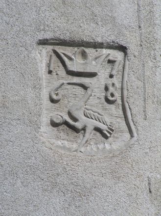 Antun Jankovićs vapen på byggnaden som tidigare fungerade som slottets sädesmagasin.